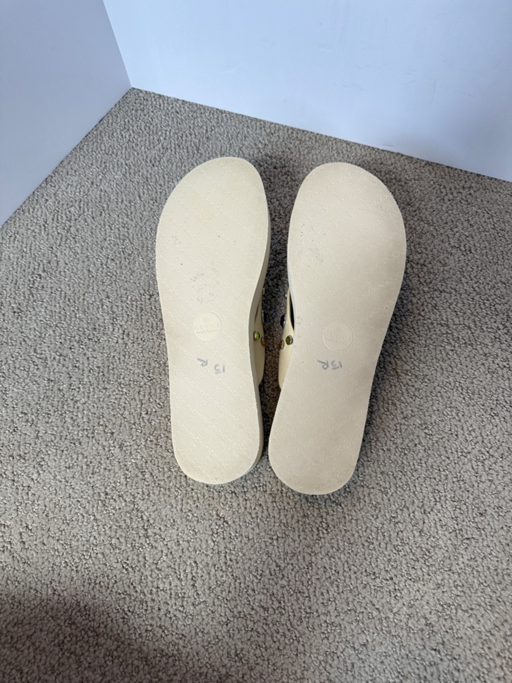 Gucci Pascar Cream Jeweled Thong Sandals with Multicolored Gems - Picture 10 of 11